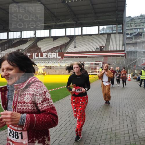 07.12.2025 - St. Pauli X-Mass-Run No. 15 Fabian Wolf http://msf.ph/oto/9418333 07.12.2025 11:25:09 Ziel 470, 473, 1527, 1544, 1855, 1858, 1961, 2151, 2193, 2244, 2981, 2990, 3126, 5003 meine-sportfotos.de
