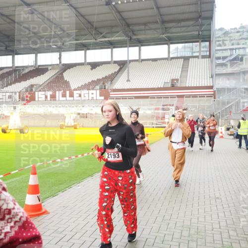 07.12.2025 - St. Pauli X-Mass-Run No. 15 Fabian Wolf http://msf.ph/oto/9418334 07.12.2025 11:25:09 Ziel 470, 473, 1527, 1544, 1855, 1858, 1961, 2151, 2193, 2244, 2981, 2990, 3126, 5003 meine-sportfotos.de