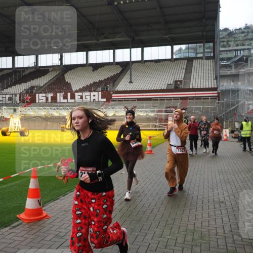 07.12.2025 - St. Pauli X-Mass-Run No. 15 Fabian Wolf http://msf.ph/oto/9418335 07.12.2025 11:25:09 Ziel 470, 473, 1527, 1544, 1855, 1858, 1961, 2151, 2193, 2244, 2981, 2990, 3126, 5003 meine-sportfotos.de