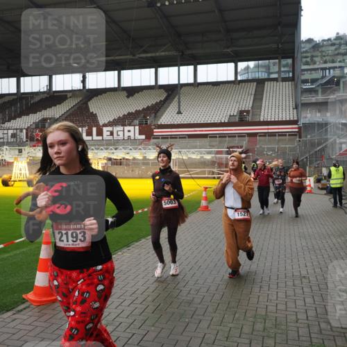 07.12.2025 - St. Pauli X-Mass-Run No. 15 Fabian Wolf http://msf.ph/oto/9418336 07.12.2025 11:25:09 Ziel 470, 473, 1527, 1544, 1855, 1858, 1961, 2151, 2193, 2244, 2981, 2990, 3126, 5003 meine-sportfotos.de