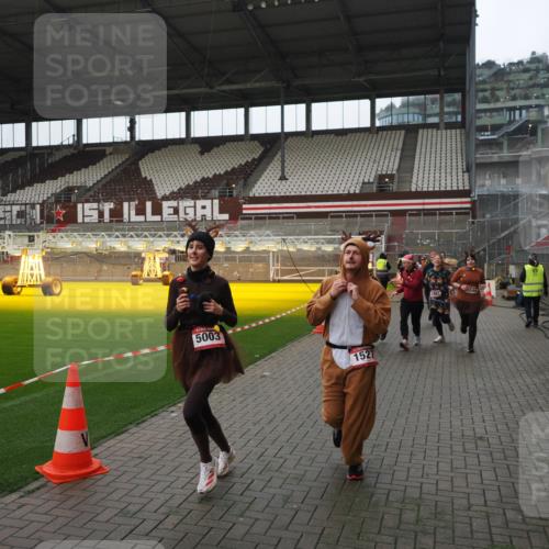 07.12.2025 - St. Pauli X-Mass-Run No. 15 Fabian Wolf http://msf.ph/oto/9418338 07.12.2025 11:25:10 Ziel 470, 473, 1527, 1544, 1855, 1858, 1961, 2151, 2193, 2244, 2981, 2990, 3126, 5003 meine-sportfotos.de
