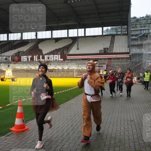 07.12.2025 - St. Pauli X-Mass-Run No. 15 Fabian Wolf http://msf.ph/oto/9418339 07.12.2025 11:25:10 Ziel 470, 473, 1527, 1544, 1855, 1858, 1961, 2151, 2193, 2244, 2981, 2990, 3126, 5003 meine-sportfotos.de