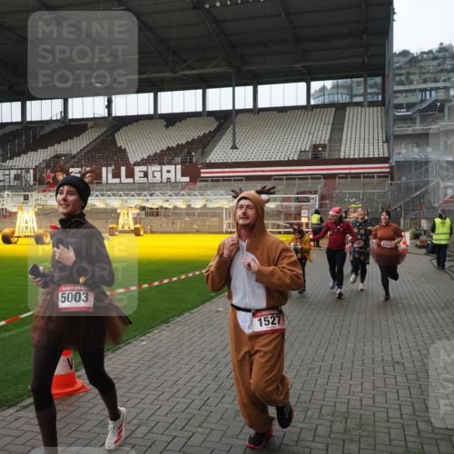 07.12.2025 - St. Pauli X-Mass-Run No. 15 Fabian Wolf http://msf.ph/oto/9418340 07.12.2025 11:25:10 Ziel 470, 473, 1527, 1544, 1855, 1858, 1961, 2151, 2193, 2244, 2981, 2990, 3126, 5003 meine-sportfotos.de