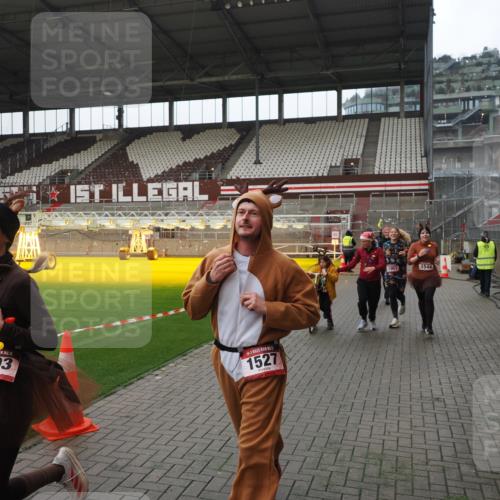 07.12.2025 - St. Pauli X-Mass-Run No. 15 Fabian Wolf http://msf.ph/oto/9418341 07.12.2025 11:25:10 Ziel 470, 473, 1527, 1544, 1855, 1858, 1961, 2151, 2193, 2244, 2981, 2990, 3126, 5003 meine-sportfotos.de