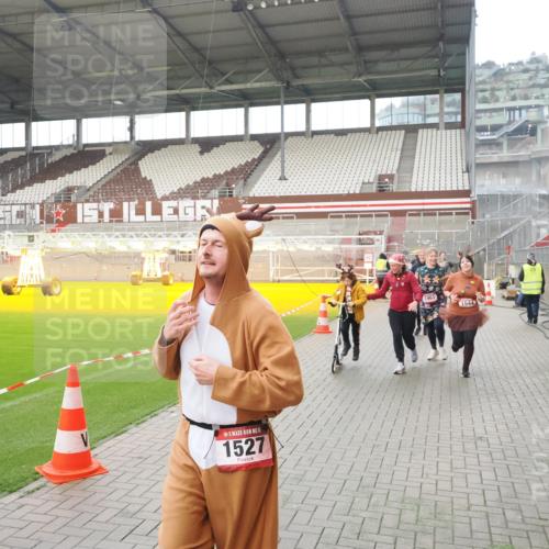 07.12.2025 - St. Pauli X-Mass-Run No. 15 Fabian Wolf http://msf.ph/oto/9418342 07.12.2025 11:25:11 Ziel 470, 473, 1527, 1544, 1855, 1858, 1961, 2151, 2193, 2244, 2981, 2990, 3126, 5003 meine-sportfotos.de