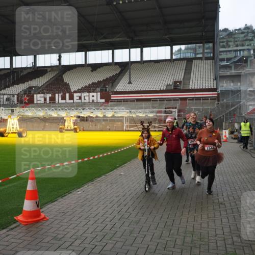 07.12.2025 - St. Pauli X-Mass-Run No. 15 Fabian Wolf http://msf.ph/oto/9418343 07.12.2025 11:25:11 Ziel 470, 473, 1527, 1544, 1855, 1858, 1961, 2151, 2193, 2244, 2981, 2990, 3126, 5003 meine-sportfotos.de