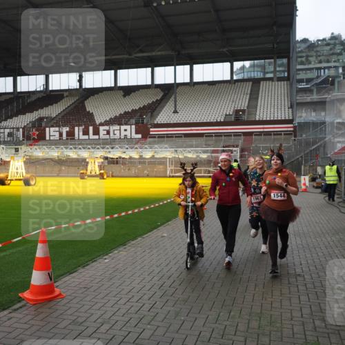 07.12.2025 - St. Pauli X-Mass-Run No. 15 Fabian Wolf http://msf.ph/oto/9418344 07.12.2025 11:25:12 Ziel 470, 473, 1527, 1544, 1855, 1858, 1961, 2151, 2193, 2244, 2981, 2990, 3126, 5003 meine-sportfotos.de
