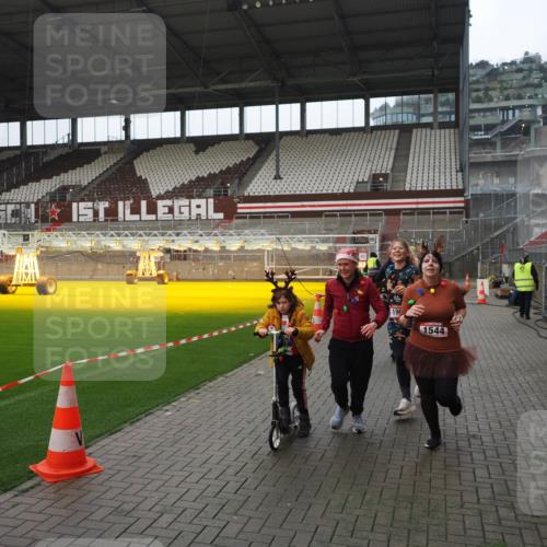 07.12.2025 - St. Pauli X-Mass-Run No. 15 Fabian Wolf http://msf.ph/oto/9418345 07.12.2025 11:25:12 Ziel 470, 473, 1527, 1544, 1855, 1858, 1961, 2151, 2193, 2244, 2981, 2990, 3126, 5003 meine-sportfotos.de