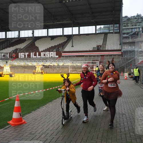 07.12.2025 - St. Pauli X-Mass-Run No. 15 Fabian Wolf http://msf.ph/oto/9418346 07.12.2025 11:25:12 Ziel 470, 473, 1527, 1544, 1855, 1858, 1961, 2151, 2193, 2244, 2981, 2990, 3126, 5003 meine-sportfotos.de