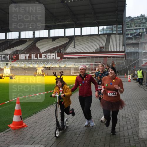 07.12.2025 - St. Pauli X-Mass-Run No. 15 Fabian Wolf http://msf.ph/oto/9418347 07.12.2025 11:25:12 Ziel 470, 473, 1527, 1544, 1855, 1858, 1961, 2151, 2193, 2244, 2981, 2990, 3126, 5003 meine-sportfotos.de