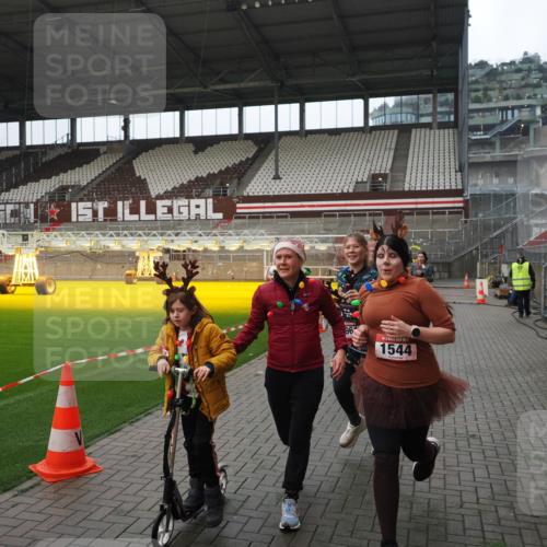 07.12.2025 - St. Pauli X-Mass-Run No. 15 Fabian Wolf http://msf.ph/oto/9418348 07.12.2025 11:25:12 Ziel 470, 473, 1527, 1544, 1855, 1858, 1961, 2151, 2193, 2244, 2981, 2990, 3126, 5003 meine-sportfotos.de