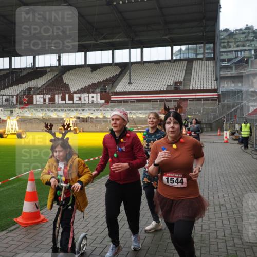 07.12.2025 - St. Pauli X-Mass-Run No. 15 Fabian Wolf http://msf.ph/oto/9418349 07.12.2025 11:25:13 Ziel 470, 473, 1527, 1544, 1855, 1858, 1961, 2151, 2193, 2244, 2981, 2990, 3126, 5003 meine-sportfotos.de