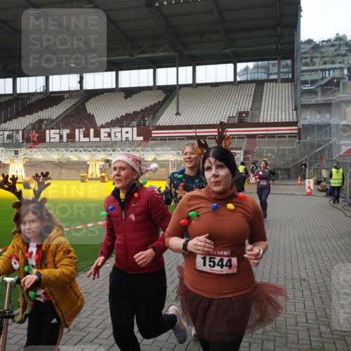 07.12.2025 - St. Pauli X-Mass-Run No. 15 Fabian Wolf http://msf.ph/oto/9418350 07.12.2025 11:25:13 Ziel 470, 473, 1527, 1544, 1855, 1858, 1961, 2151, 2193, 2244, 2981, 2990, 3126, 5003 meine-sportfotos.de