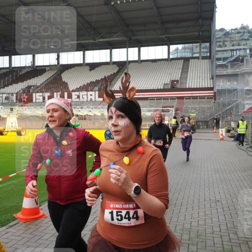 07.12.2025 - St. Pauli X-Mass-Run No. 15 Fabian Wolf http://msf.ph/oto/9418351 07.12.2025 11:25:13 Ziel 470, 473, 1527, 1544, 1855, 1858, 1961, 2151, 2193, 2244, 2981, 2990, 3126, 5003 meine-sportfotos.de