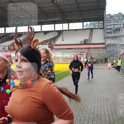07.12.2025 - St. Pauli X-Mass-Run No. 15 Fabian Wolf http://msf.ph/oto/9418352 07.12.2025 11:25:13 Ziel 470, 473, 1527, 1544, 1855, 1858, 1961, 2151, 2193, 2244, 2981, 2990, 3126, 5003 meine-sportfotos.de