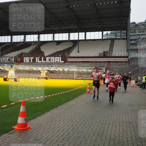 07.12.2025 - St. Pauli X-Mass-Run No. 15 Fabian Wolf http://msf.ph/oto/9418645 07.12.2025 11:27:20 Ziel 35, 36, 1772, 2995, 2999, 3004, 3956, 4647, 4656 meine-sportfotos.de