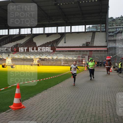 07.12.2025 - St. Pauli X-Mass-Run No. 15 Fabian Wolf http://msf.ph/oto/9418669 07.12.2025 11:27:30 Ziel 35, 36, 534, 1772, 2571, 2572, 2995, 3004, 3315, 3956, 4647, 4656 meine-sportfotos.de