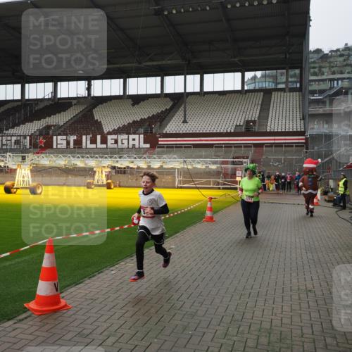 07.12.2025 - St. Pauli X-Mass-Run No. 15 Fabian Wolf http://msf.ph/oto/9418673 07.12.2025 11:27:31 Ziel 35, 36, 534, 1772, 2571, 2572, 2995, 3315, 3956, 4647, 4656 meine-sportfotos.de