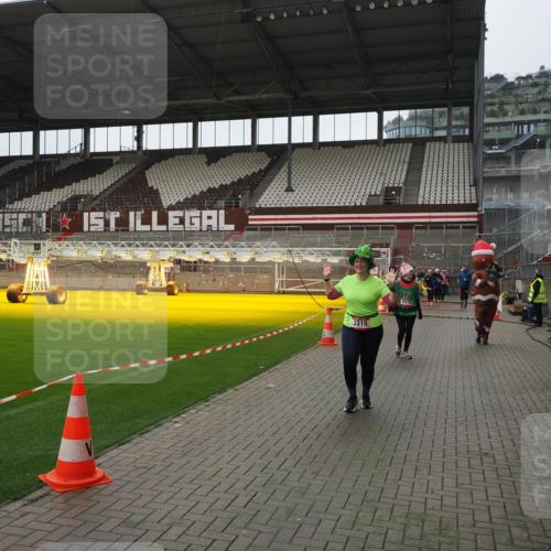 07.12.2025 - St. Pauli X-Mass-Run No. 15 Fabian Wolf http://msf.ph/oto/9418679 07.12.2025 11:27:32 Ziel 35, 36, 534, 776, 1772, 2571, 2572, 2623, 3315, 3956, 4647, 4656 meine-sportfotos.de