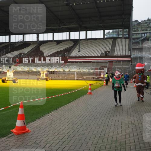 07.12.2025 - St. Pauli X-Mass-Run No. 15 Fabian Wolf http://msf.ph/oto/9418691 07.12.2025 11:27:34 Ziel 35, 36, 407, 534, 776, 790, 1772, 2571, 2572, 2623, 3315, 3956, 4647, 4656 meine-sportfotos.de
