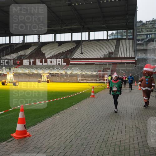07.12.2025 - St. Pauli X-Mass-Run No. 15 Fabian Wolf http://msf.ph/oto/9418694 07.12.2025 11:27:35 Ziel 35, 36, 407, 534, 776, 790, 1772, 2567, 2571, 2572, 2623, 3315, 3956, 4647, 4656 meine-sportfotos.de