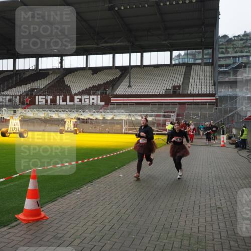 07.12.2025 - St. Pauli X-Mass-Run No. 15 Fabian Wolf http://msf.ph/oto/9418967 07.12.2025 11:29:10 Ziel 861, 2676, 3235, 3236, 4392, 4432, 4452 meine-sportfotos.de