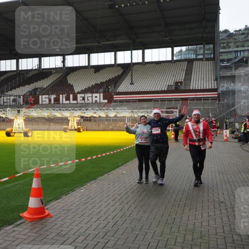 07.12.2025 - St. Pauli X-Mass-Run No. 15 Fabian Wolf http://msf.ph/oto/9419037 07.12.2025 11:29:39 Ziel 859, 882, 1759, 1922, 1924, 1925, 2522, 2701, 2702, 2882, 3143, 3144, 3146, 4651 meine-sportfotos.de