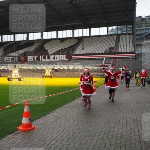 07.12.2025 - St. Pauli X-Mass-Run No. 15 Fabian Wolf http://msf.ph/oto/9419064 07.12.2025 11:29:47 Ziel 859, 882, 1922, 1924, 1925, 2787, 2838, 2840, 2882, 3143, 4651, 4839 meine-sportfotos.de