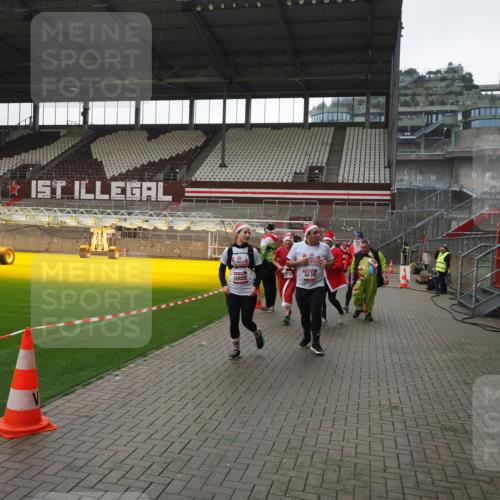 07.12.2025 - St. Pauli X-Mass-Run No. 15 Fabian Wolf http://msf.ph/oto/9419090 07.12.2025 11:29:53 Ziel 859, 882, 1922, 1924, 1925, 1941, 2787, 2838, 2840, 3303, 4651, 4839 meine-sportfotos.de
