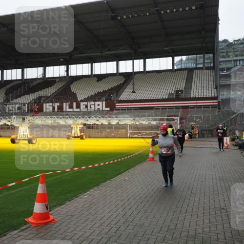 07.12.2025 - St. Pauli X-Mass-Run No. 15 Fabian Wolf http://msf.ph/oto/9419155 07.12.2025 11:30:23 Ziel 2020, 2509, 2705, 2876 meine-sportfotos.de