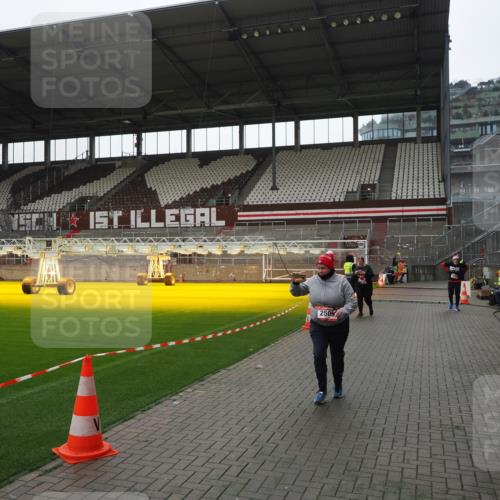 07.12.2025 - St. Pauli X-Mass-Run No. 15 Fabian Wolf http://msf.ph/oto/9419157 07.12.2025 11:30:23 Ziel 2020, 2509, 2705, 2876 meine-sportfotos.de
