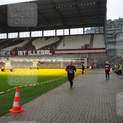 07.12.2025 - St. Pauli X-Mass-Run No. 15 Fabian Wolf http://msf.ph/oto/9419167 07.12.2025 11:30:27 Ziel 2020, 2509, 2876 meine-sportfotos.de
