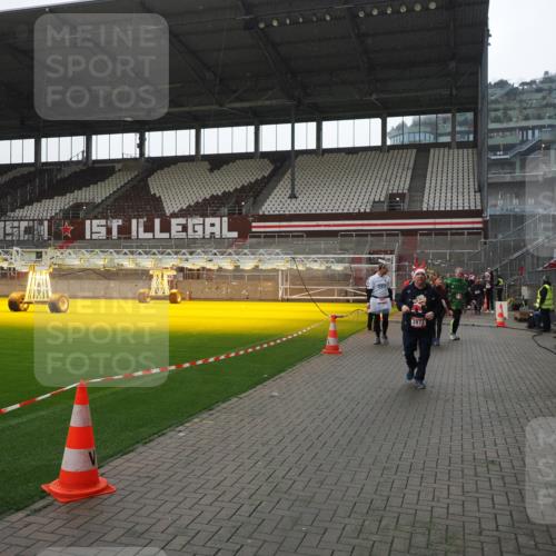 07.12.2025 - St. Pauli X-Mass-Run No. 15 Fabian Wolf http://msf.ph/oto/9419191 07.12.2025 11:30:42 Ziel 487, 848, 865, 870, 872, 2307, 2308, 2311, 2314, 2317, 2319, 2871 meine-sportfotos.de