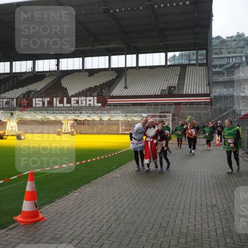 07.12.2025 - St. Pauli X-Mass-Run No. 15 Fabian Wolf http://msf.ph/oto/9419208 07.12.2025 11:30:46 Ziel 487, 539, 579, 581, 848, 865, 870, 872, 2307, 2308, 2311, 2314, 2317, 2319, 2449, 2450, 2871 meine-sportfotos.de