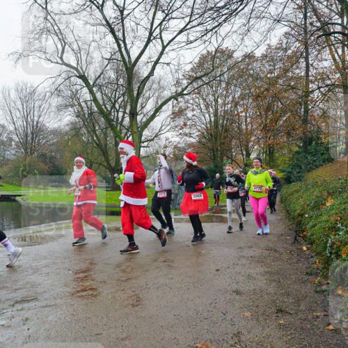 07.12.2025 - St. Pauli X-Mass-Run No. 15 Michael Burmester http://msf.ph/oto/9426292 07.12.2025 10:03:42 Laufen 2071, 2068, 4775 meine-sportfotos.de