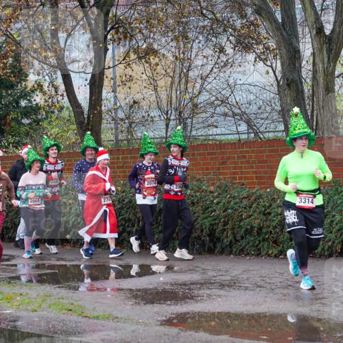 07.12.2025 - St. Pauli X-Mass-Run No. 15 Michael Burmester http://msf.ph/oto/9428631 07.12.2025 11:04:20 Laufen 3306, 2069, 278, 2074, 2, 2063, 3314 meine-sportfotos.de