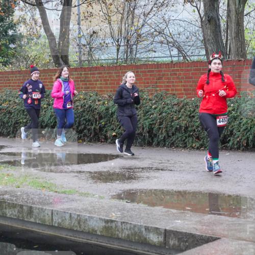 07.12.2025 - St. Pauli X-Mass-Run No. 15 Michael Burmester http://msf.ph/oto/9430150 07.12.2025 10:04:33 Laufen 141, 4453, 4454 meine-sportfotos.de