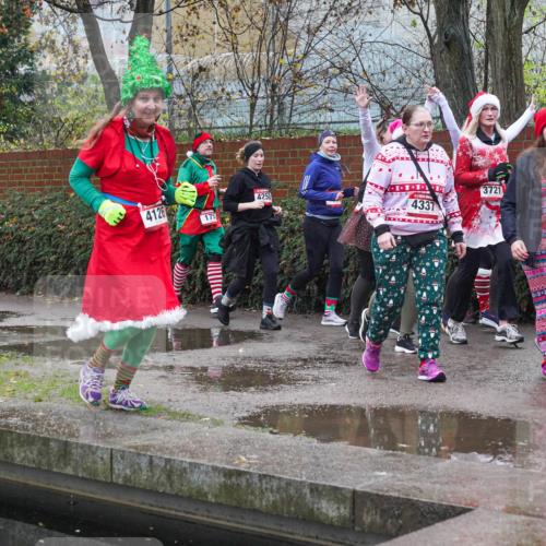 07.12.2025 - St. Pauli X-Mass-Run No. 15 Michael Burmester http://msf.ph/oto/9430197 07.12.2025 10:05:47 Laufen 4337, 3721, 4336 meine-sportfotos.de