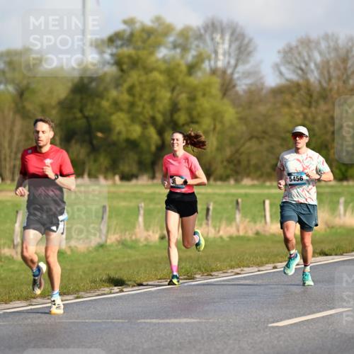 12.04.2026 - 45. Internationalen Wilhelmsburger Insellauf Dr. Thomas Lammeyer http://msf.ph/oto/9430986 12.04.2026 09:09:56 Laufen 5456, 5676 meine-sportfotos.de