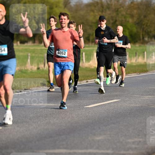 12.04.2026 - 45. Internationalen Wilhelmsburger Insellauf Dr. Thomas Lammeyer http://msf.ph/oto/9431730 12.04.2026 09:12:42 Laufen 424, 4154, 4052, 465, 2659 meine-sportfotos.de