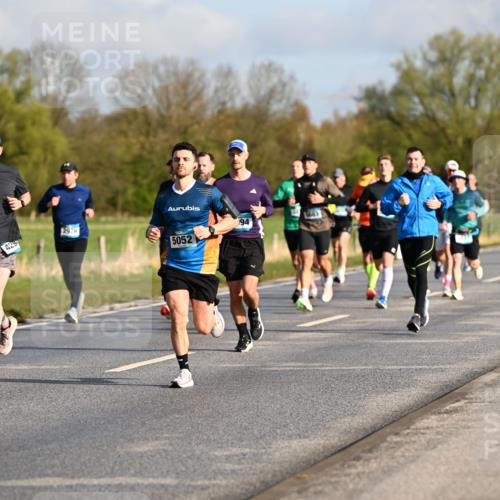 12.04.2026 - 45. Internationalen Wilhelmsburger Insellauf Dr. Thomas Lammeyer http://msf.ph/oto/9431961 12.04.2026 09:13:30 Laufen 68, 3355, 4299, 2979, 5052, 94 meine-sportfotos.de