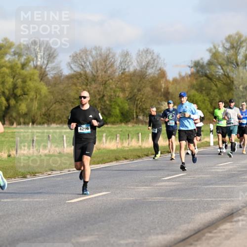 12.04.2026 - 45. Internationalen Wilhelmsburger Insellauf Dr. Thomas Lammeyer http://msf.ph/oto/9432022 12.04.2026 09:13:40 Laufen 422, 4296, 5609, 5291, 821 meine-sportfotos.de