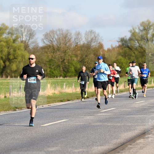 12.04.2026 - 45. Internationalen Wilhelmsburger Insellauf Dr. Thomas Lammeyer http://msf.ph/oto/9432025 12.04.2026 09:13:40 Laufen 4296, 422, 44 meine-sportfotos.de