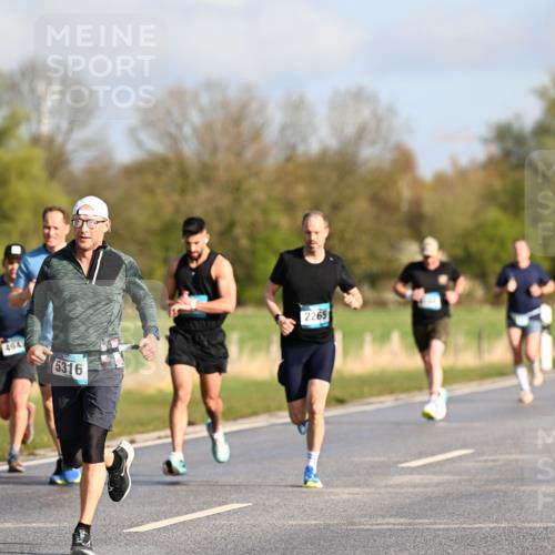 12.04.2026 - 45. Internationalen Wilhelmsburger Insellauf Dr. Thomas Lammeyer http://msf.ph/oto/9432071 12.04.2026 09:13:49 Laufen 4807, 494, 5316, 2265 meine-sportfotos.de