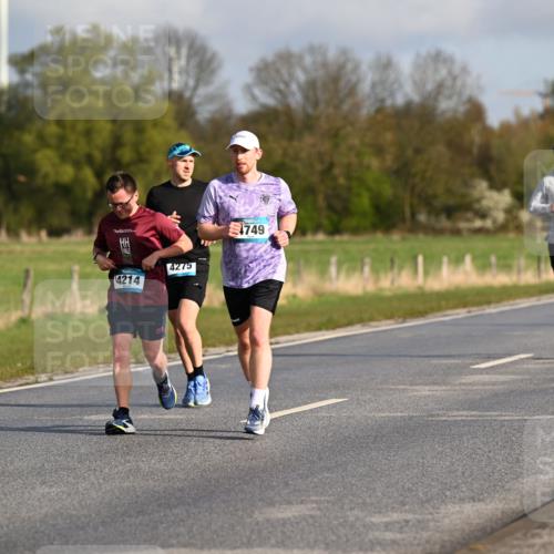 12.04.2026 - 45. Internationalen Wilhelmsburger Insellauf Dr. Thomas Lammeyer http://msf.ph/oto/9432211 12.04.2026 09:14:14 Laufen 4214, 4275, 749, 4495 meine-sportfotos.de