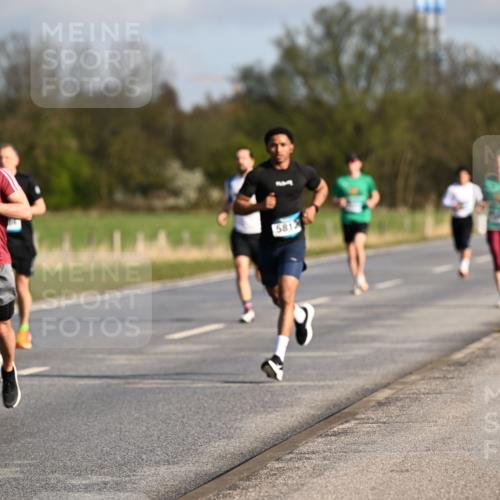 12.04.2026 - 45. Internationalen Wilhelmsburger Insellauf Dr. Thomas Lammeyer http://msf.ph/oto/9432290 12.04.2026 09:14:29 Laufen 658, 5585, 5812 meine-sportfotos.de