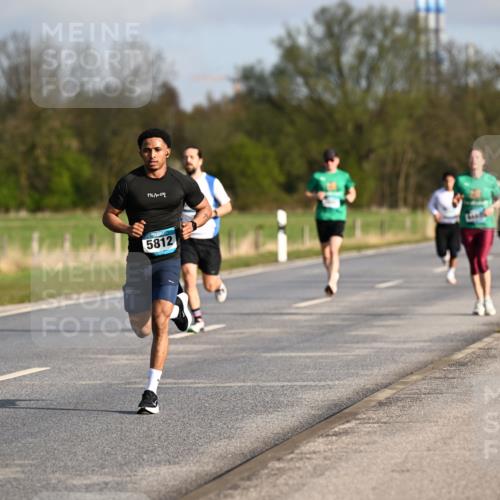 12.04.2026 - 45. Internationalen Wilhelmsburger Insellauf Dr. Thomas Lammeyer http://msf.ph/oto/9432294 12.04.2026 09:14:30 Laufen 04, 1, 17, 09, 5812 meine-sportfotos.de
