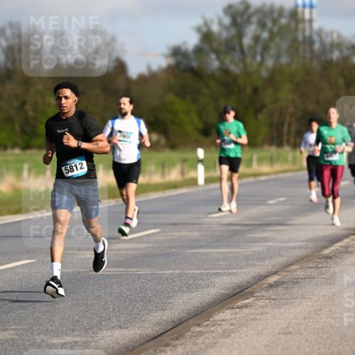 12.04.2026 - 45. Internationalen Wilhelmsburger Insellauf Dr. Thomas Lammeyer http://msf.ph/oto/9432296 12.04.2026 09:14:30 Laufen 5804, 1, 17, 09, 5812 meine-sportfotos.de