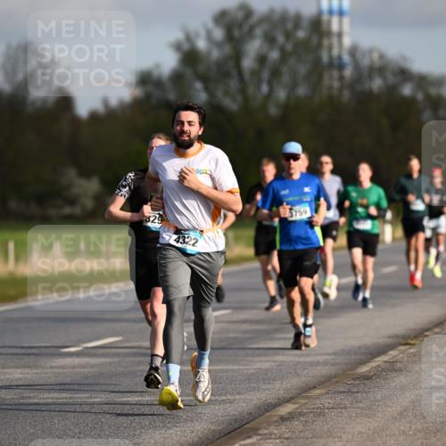 12.04.2026 - 45. Internationalen Wilhelmsburger Insellauf Dr. Thomas Lammeyer http://msf.ph/oto/9432389 12.04.2026 09:14:47 Laufen 329, 5415, 4322, 5759 meine-sportfotos.de
