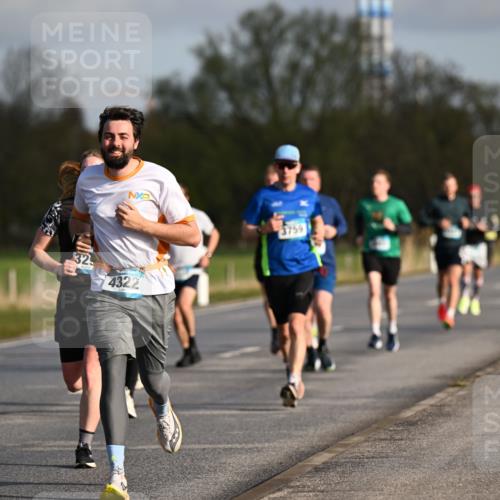12.04.2026 - 45. Internationalen Wilhelmsburger Insellauf Dr. Thomas Lammeyer http://msf.ph/oto/9432394 12.04.2026 09:14:47 Laufen 325, 4322, 3759 meine-sportfotos.de